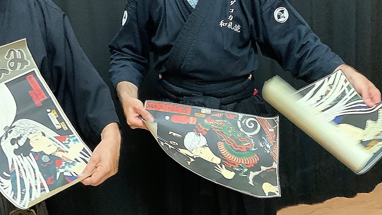 Detalle de las manos sujetando los grabados japoneses llamados Ukikyo-e