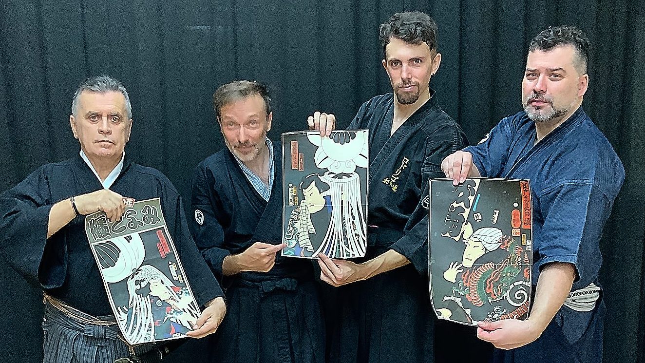 Miembros de la escuela junto al maestro posando y sujetando los grabados japoneses Ukiyo-e.