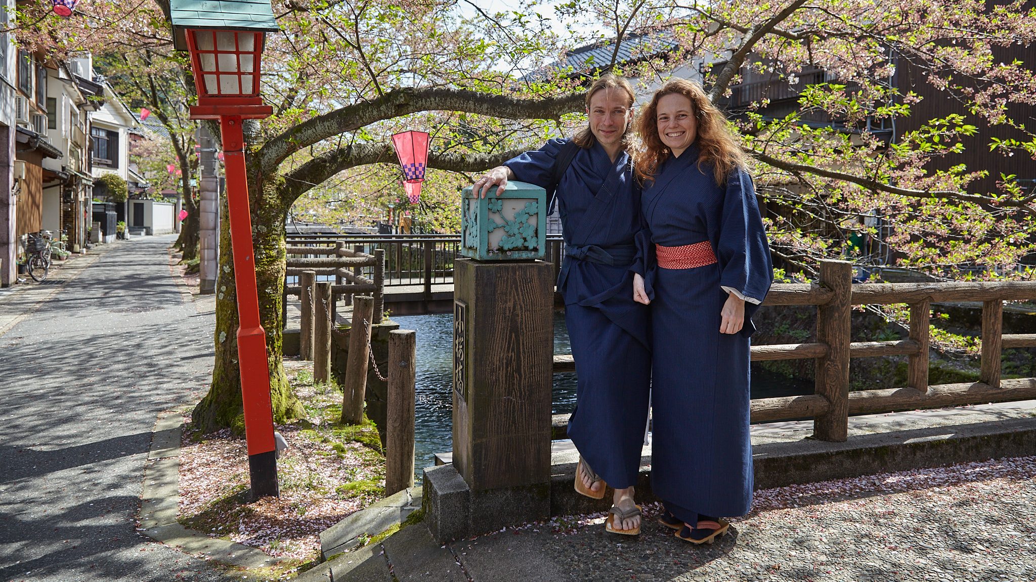 Yo junto a mi mujer vistiendo unos Yukatas en el pueblo de Kinosaki