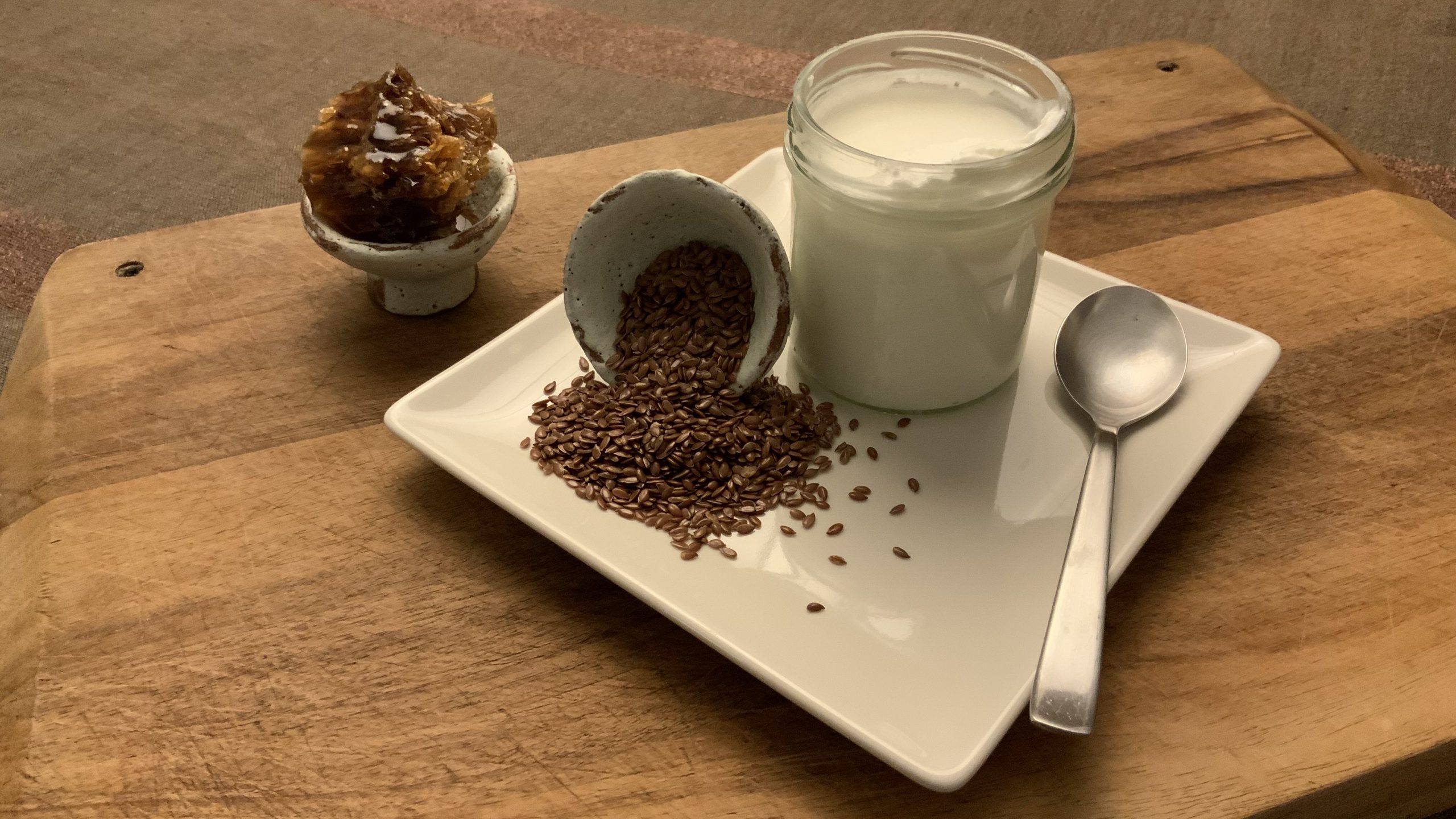 En esta fotografía te muestro un postre típico que me gusta muchísimo. Yogurt con semillas de lino. Las semillas de lino mejora la salud digestiva, alivia el estreñimiento y reduce el colesterol.

Con las semillas de lino se hace el aceite de linaza que hemos usado para el cuidado y mantenimiento del Bokken